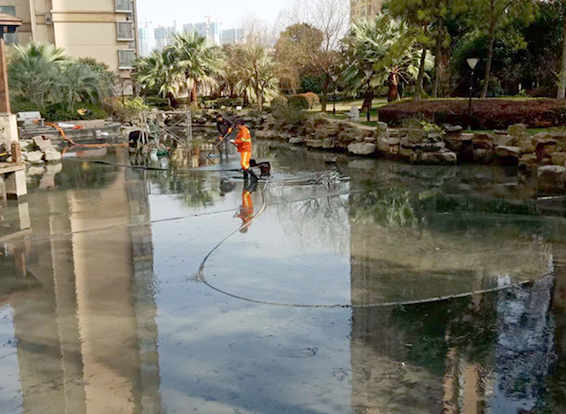 富拉尔基景观池淤泥清理