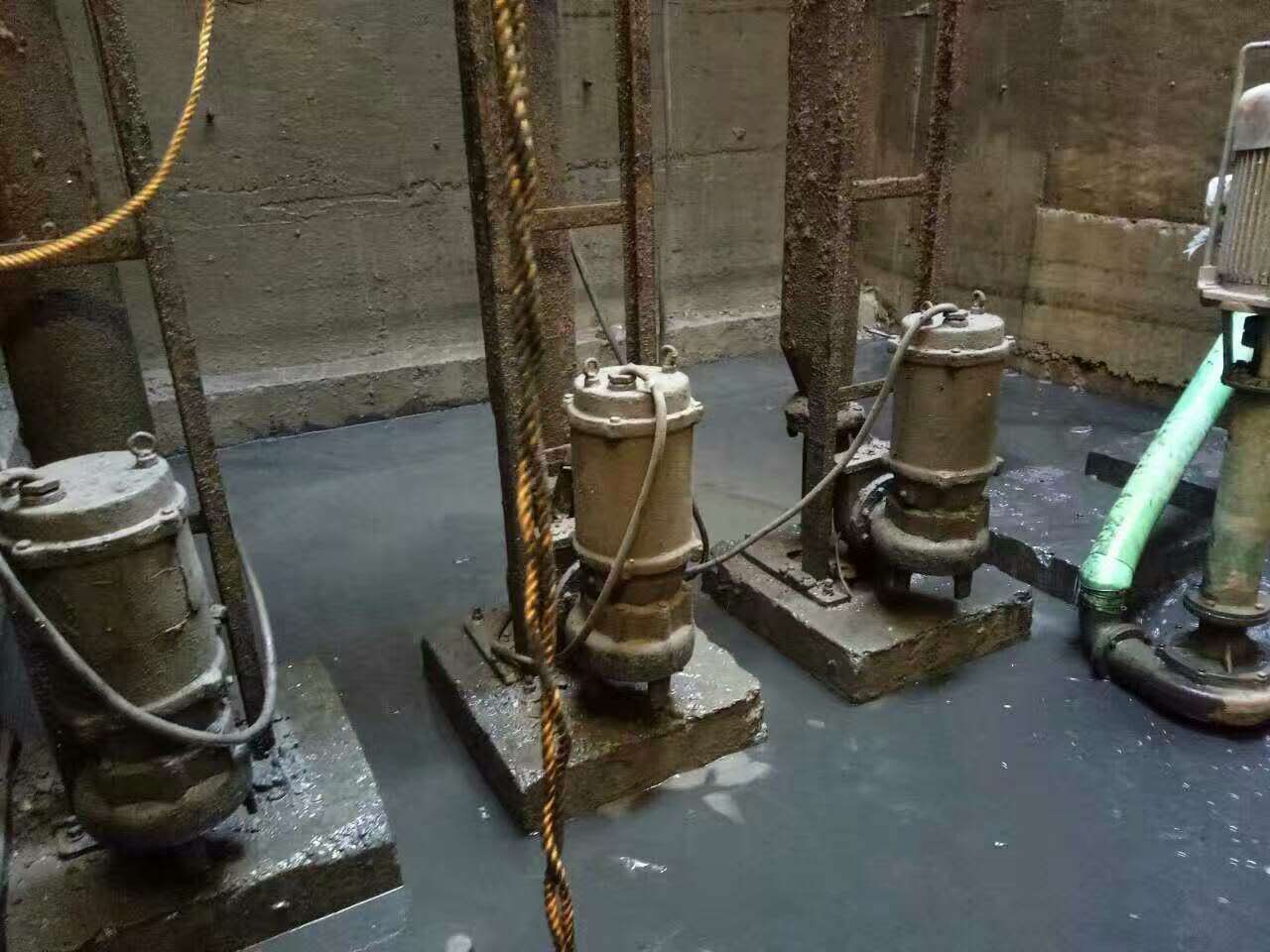 富拉尔基污水池清理