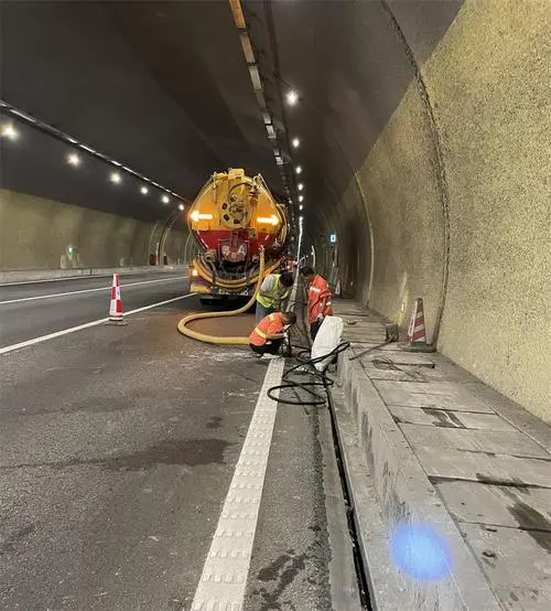 富拉尔基隧道排水渠清淤